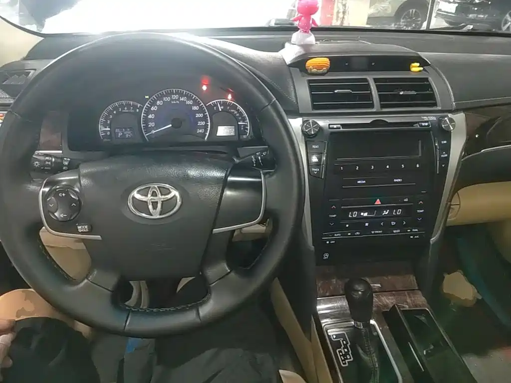 Toyota Camry 2017 — фото 10