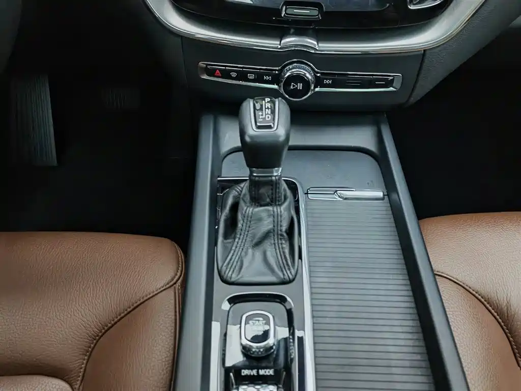 Volvo XC60 2018 — фото 13