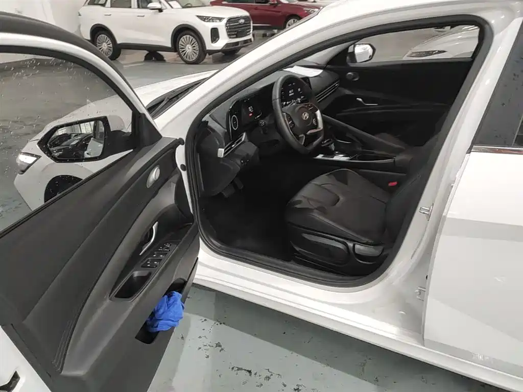 Hyundai Elantra 2023 — фото 16