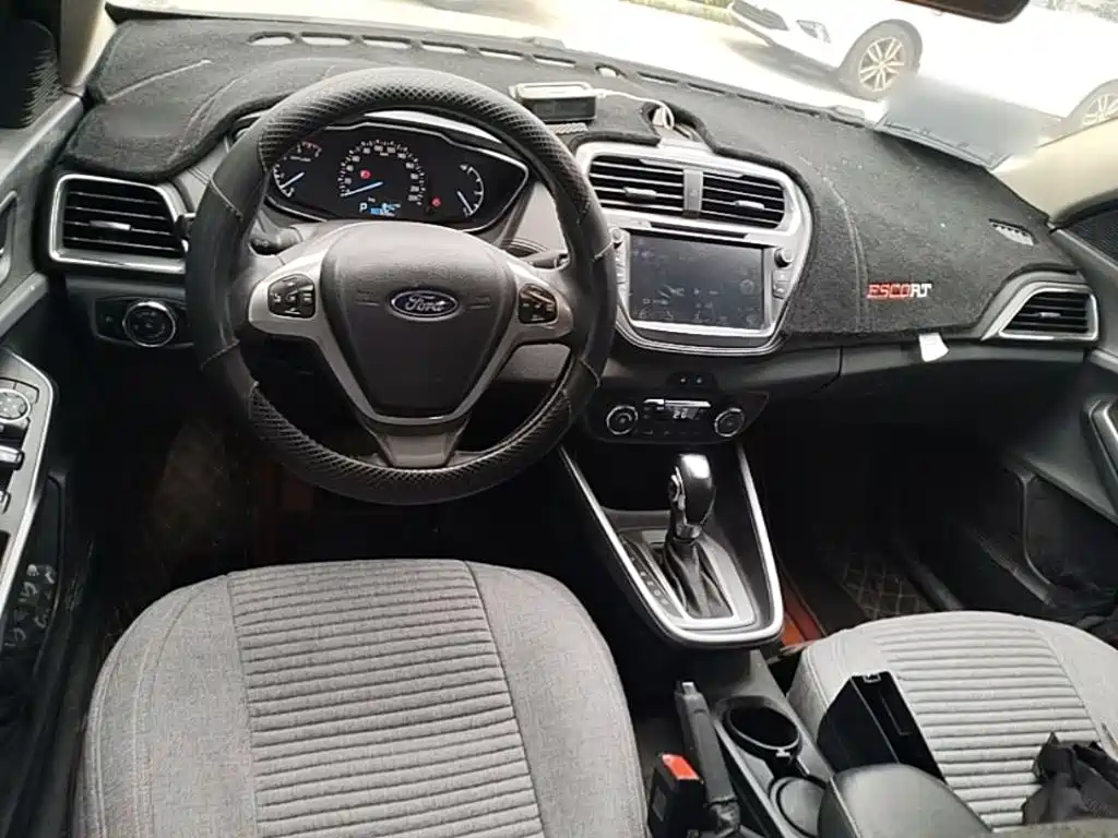 Ford Escort 2016 — фото 17