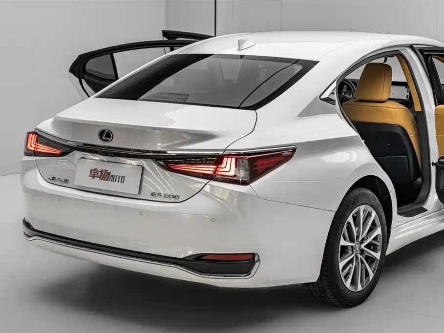 Lexus ES 2023 — фото 38