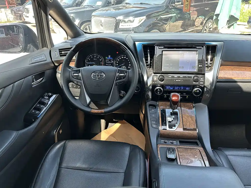 Toyota Alphard 2017 — фото 17
