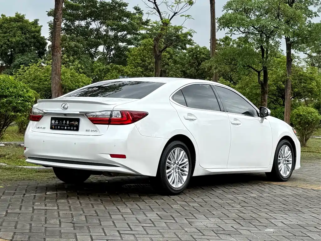 Lexus ES 2017 — фото 16