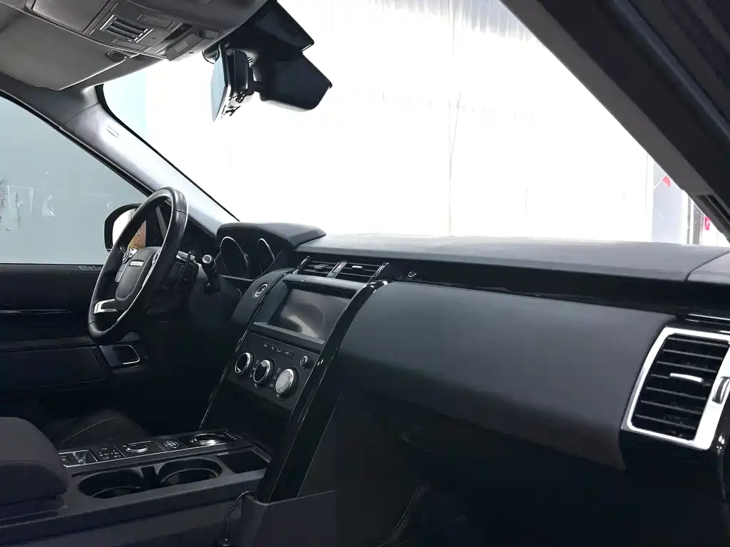 Land Rover Discovery 2018 — фото 9
