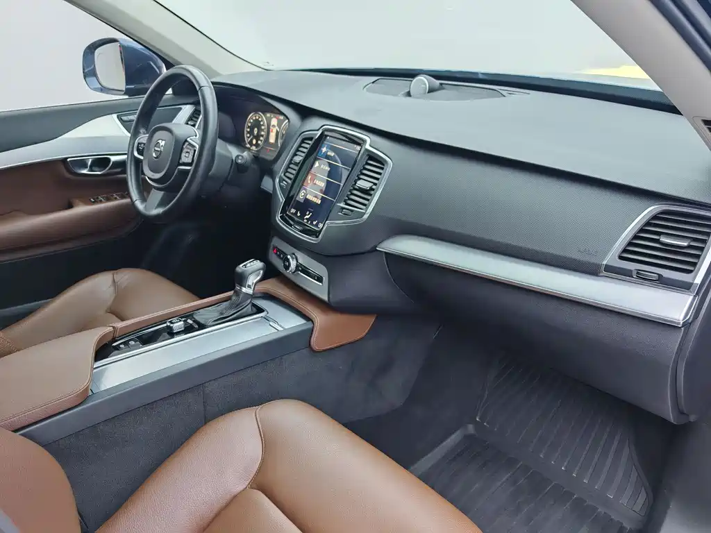 Volvo XC90 2018 — фото 12