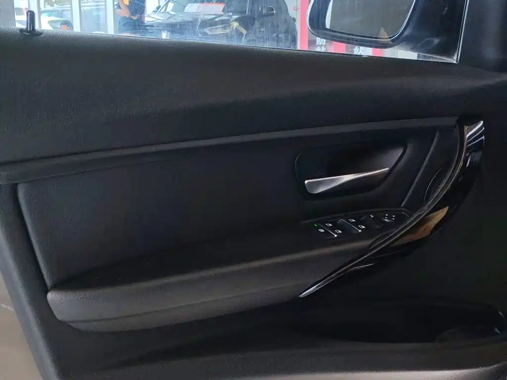 BMW 3 Series 2018 — фото 12