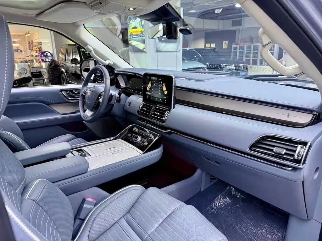Lincoln Navigator 2019 — фото 21