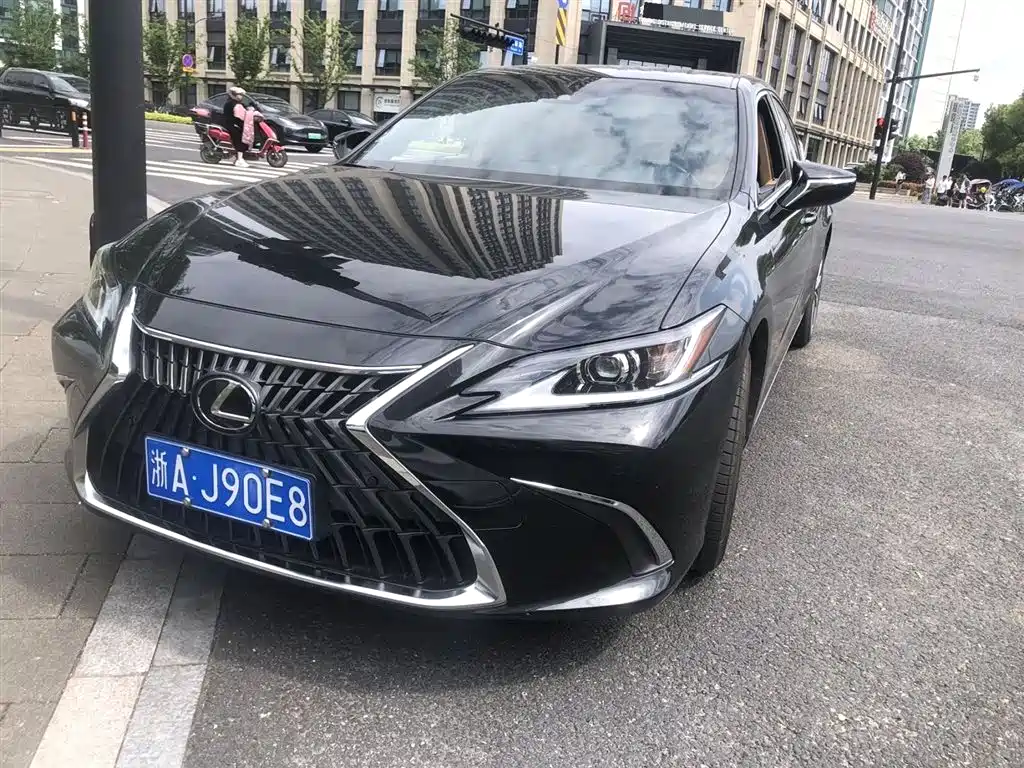 Lexus ES 2022 — фото 1
