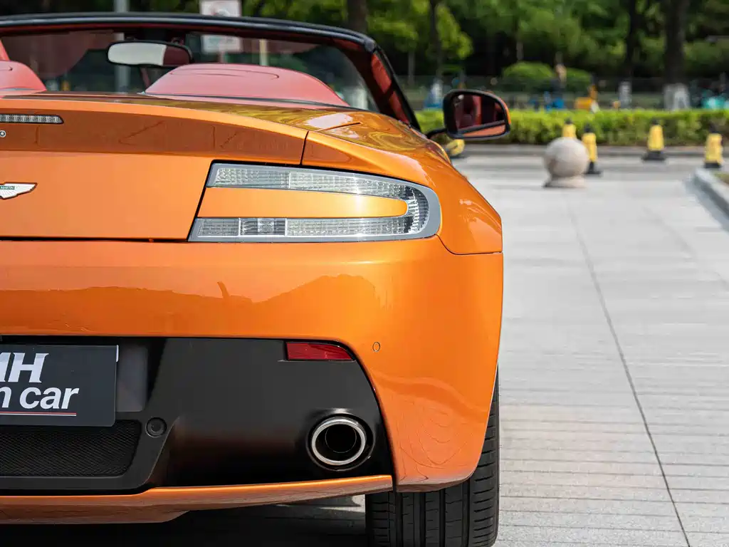 Aston Martin V8 Vantage 2020 — фото 11