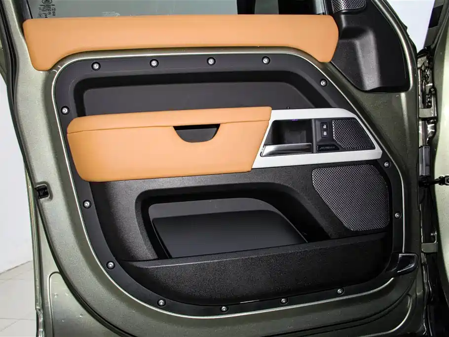 Land Rover Defender 2023 — фото 16