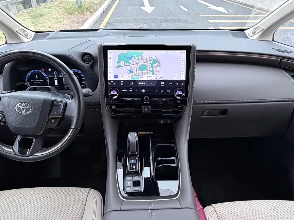 Toyota Alphard 2023 — фото 11