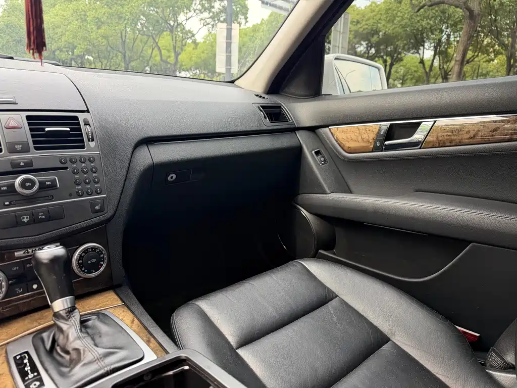 Mercedes-Benz C-Class 2010 — фото 15