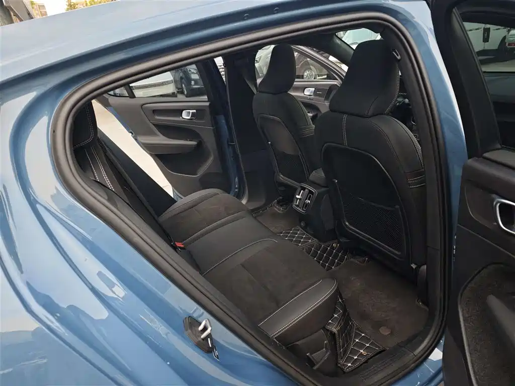 Volvo C40 2023 — фото 10