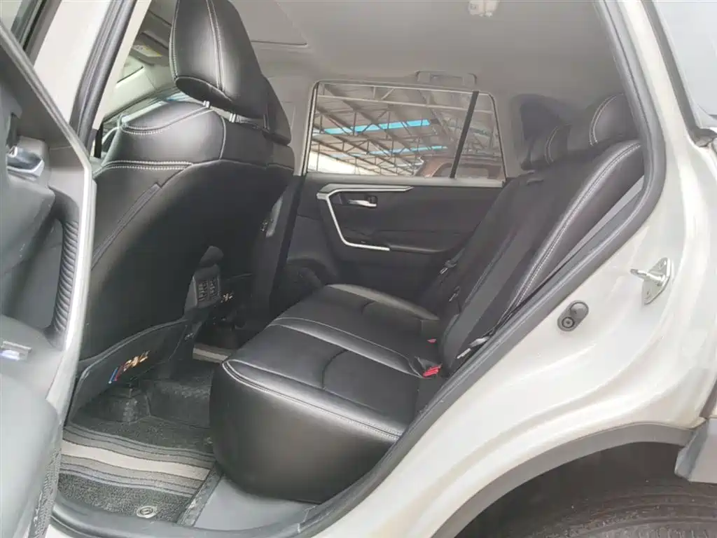Toyota RAV4 2022 — фото 17