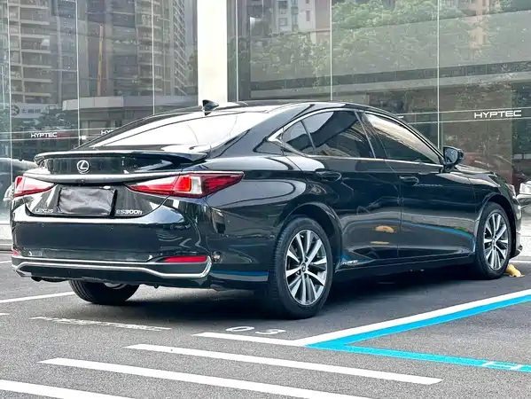 Lexus ES 2020