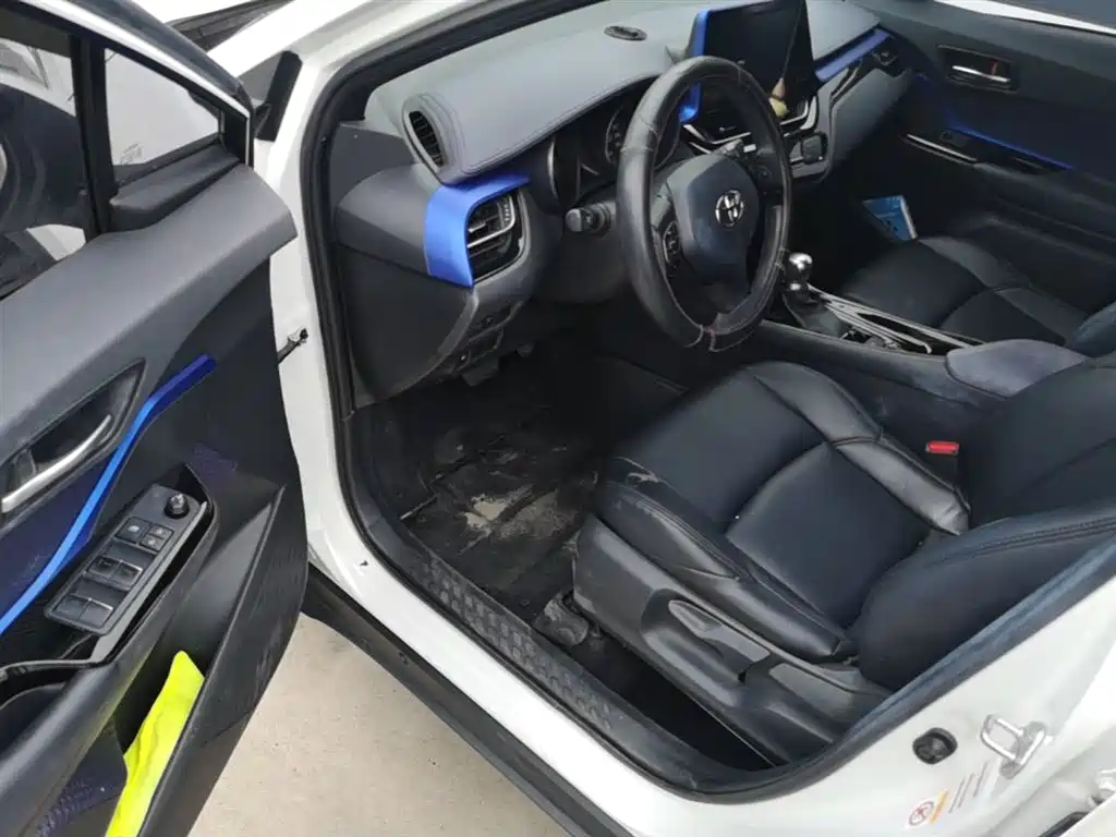 Toyota C-HR 2019 — фото 16