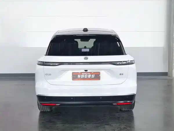 NIO ES8 2025