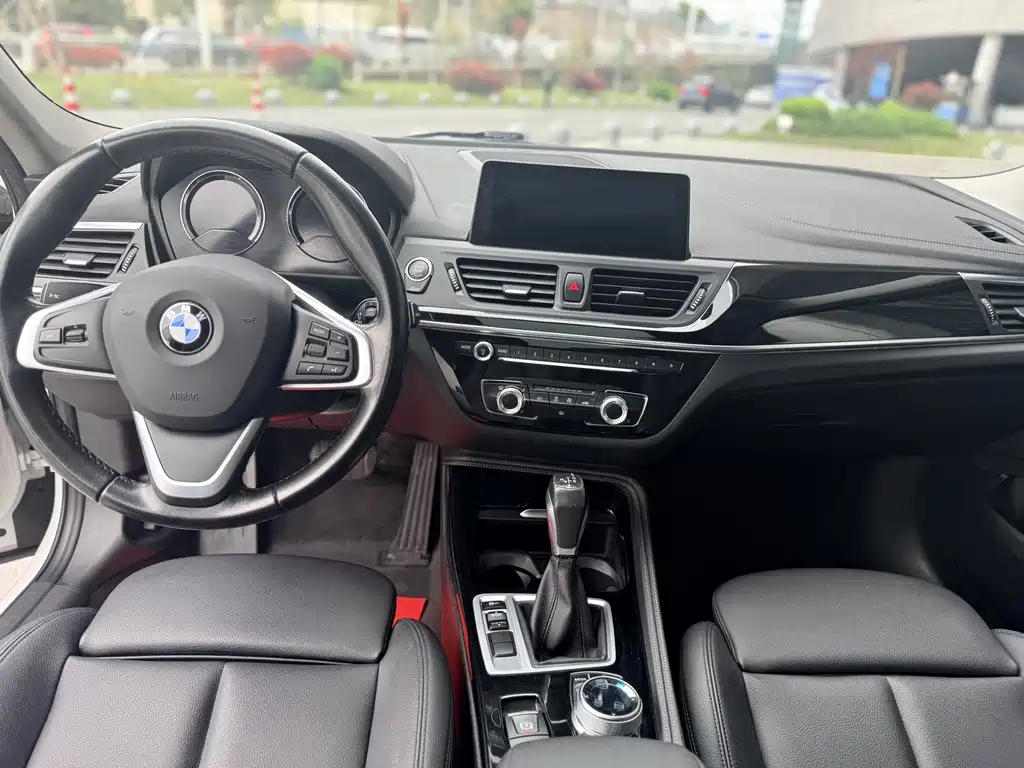 BMW 1 Series 2018 — фото 12