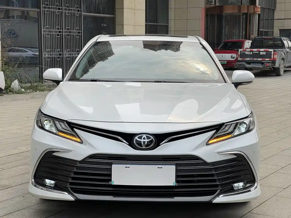 Toyota Camry 2022 — фото 2