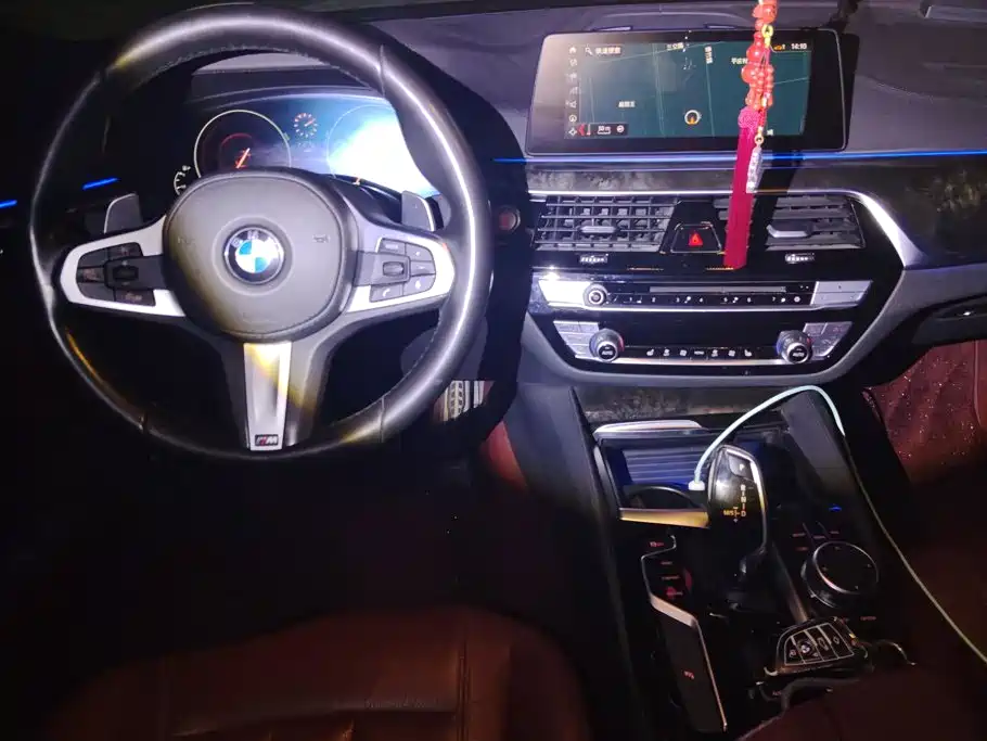 BMW 5 Series 2019 — фото 12