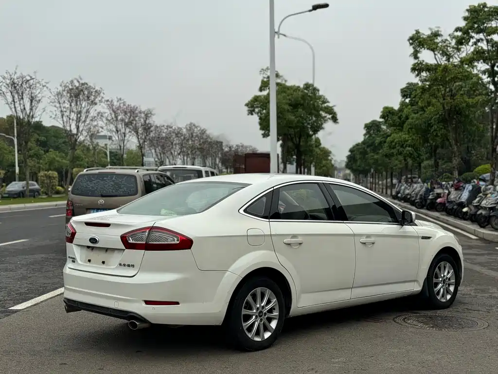 Ford Mondeo 2014 — фото 15