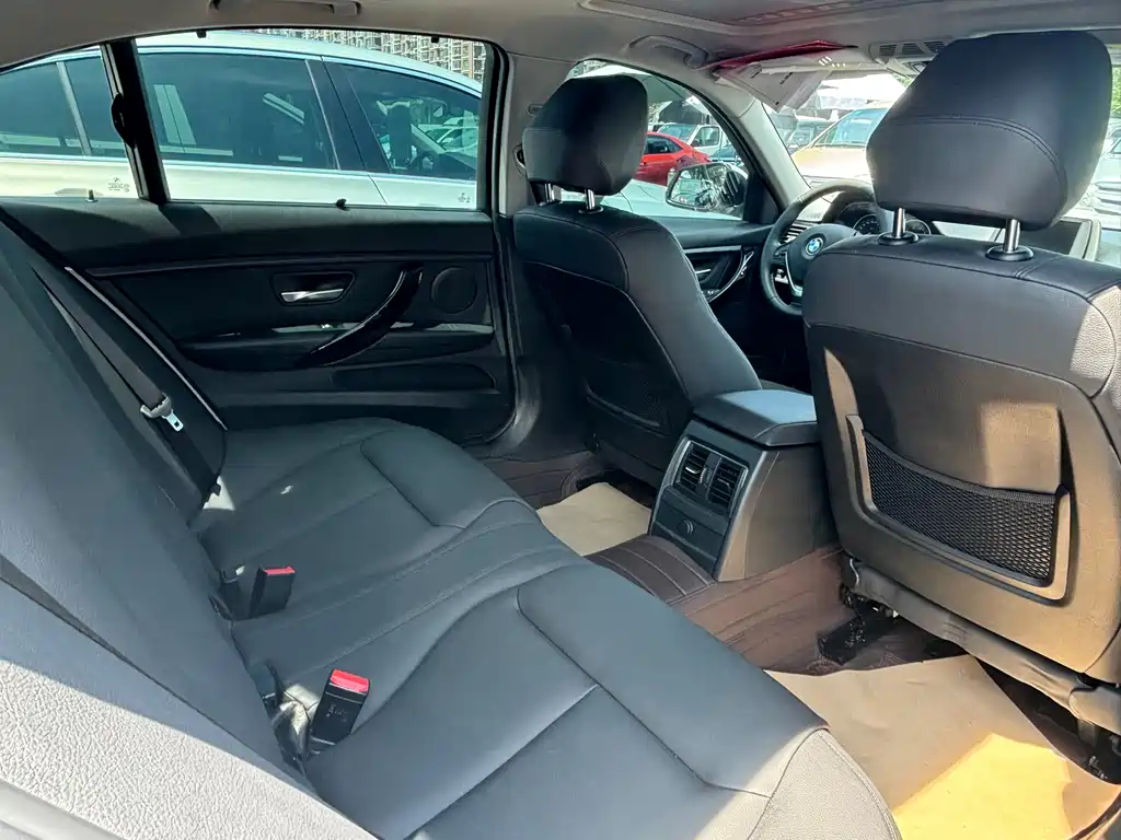 BMW 3 Series 2017 — фото 13
