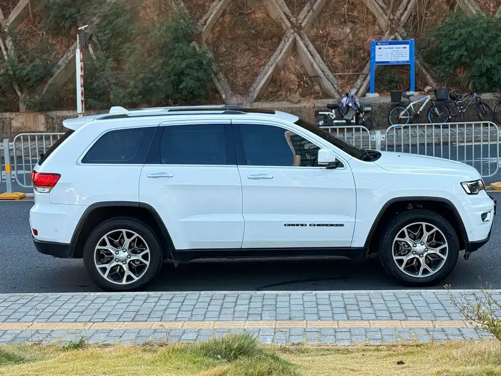 Jeep Grand Cherokee 2023 — фото 4