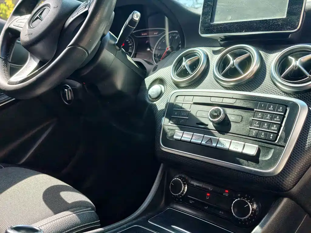 Mercedes-Benz A-Class 2017 — фото 13