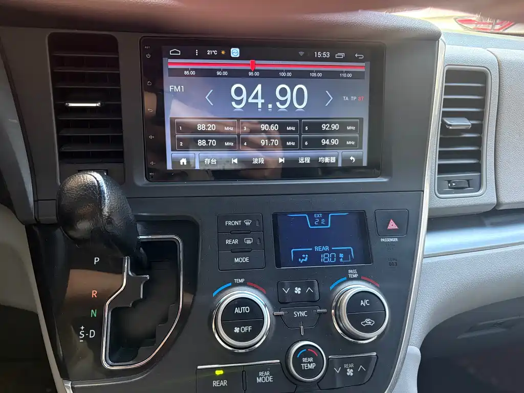 Toyota Sienna 2015 — фото 13