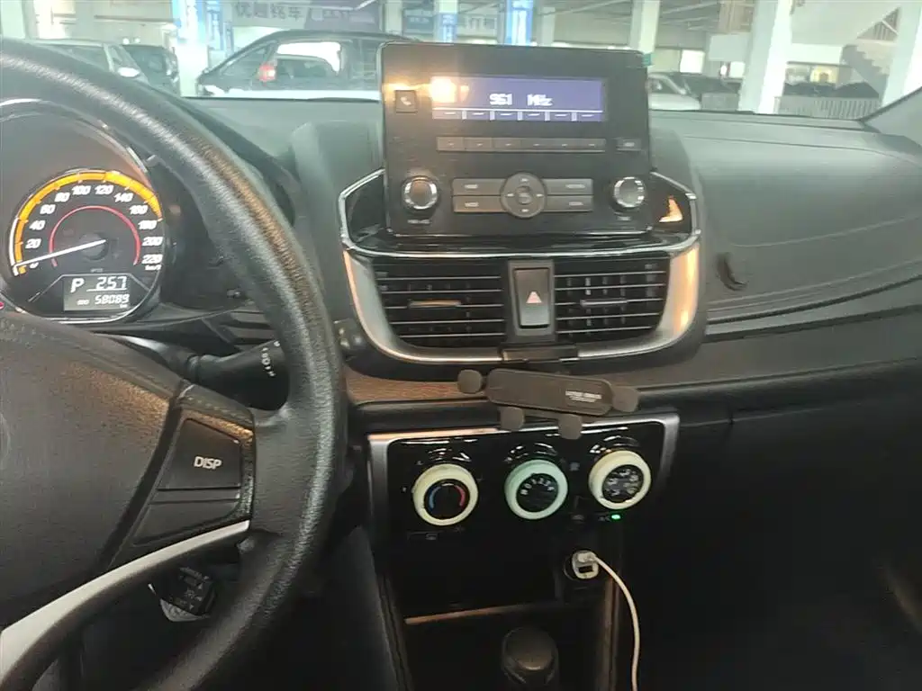 Toyota Yaris L 2022 — фото 10