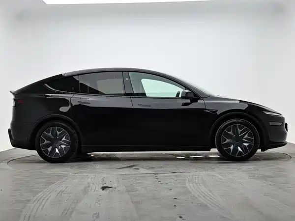 Tesla Model Y L 2026