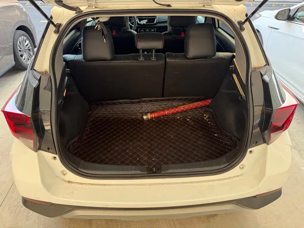 Toyota Yaris L 2023 — фото 9