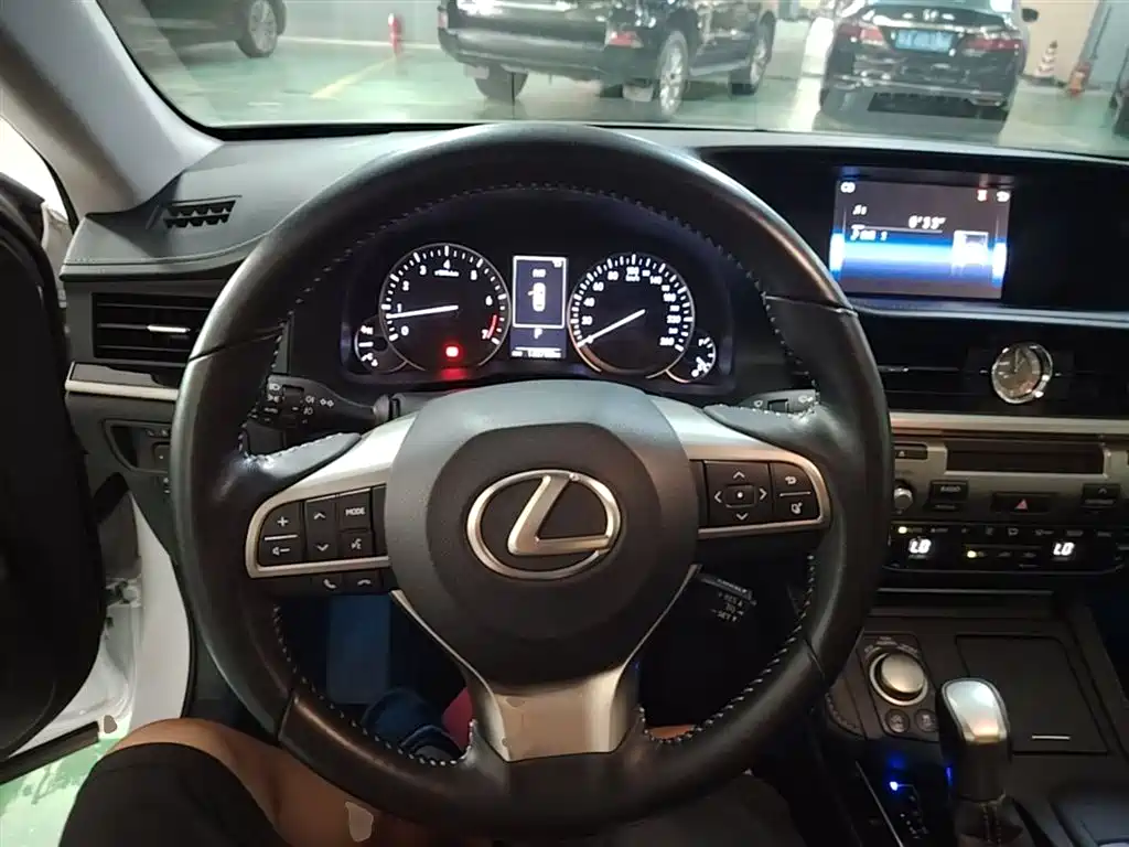 Lexus ES 2016 — фото 11