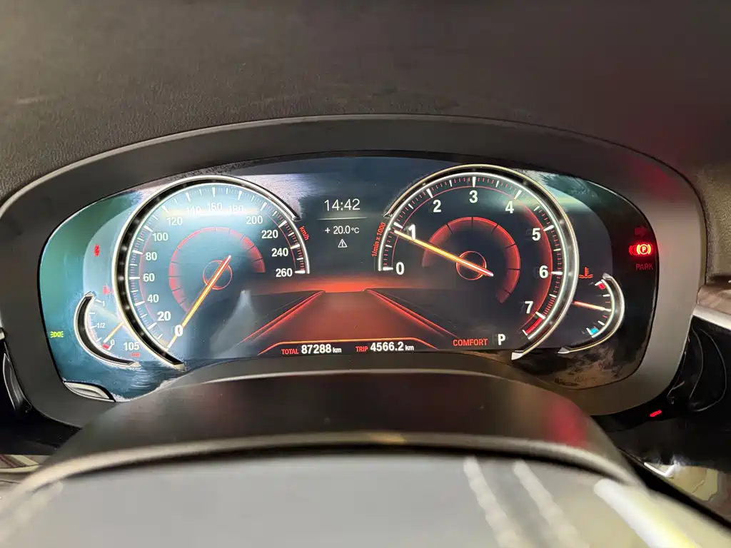 BMW 5 Series 2017 — фото 10