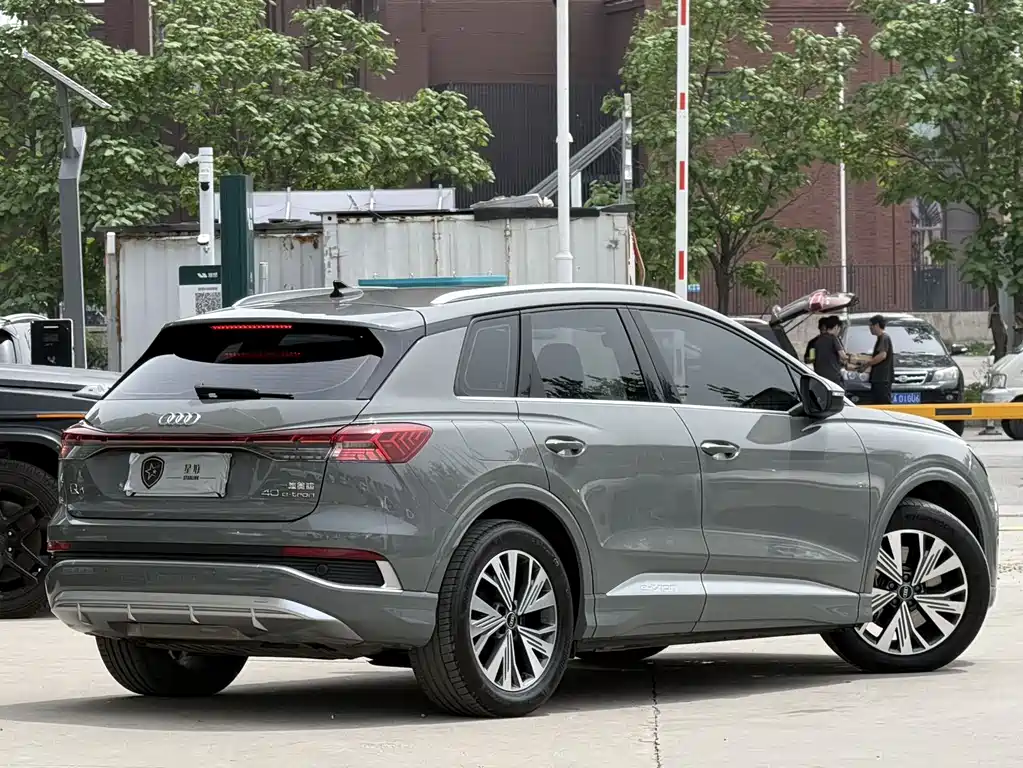 Audi Q4 e-tron 2023 — фото 6