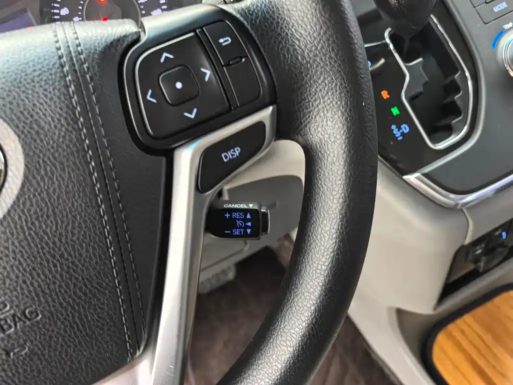 Toyota Sienna 2017 — фото 10