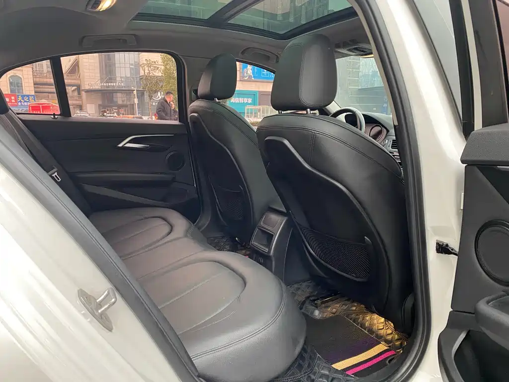 BMW 1 Series 2018 — фото 11