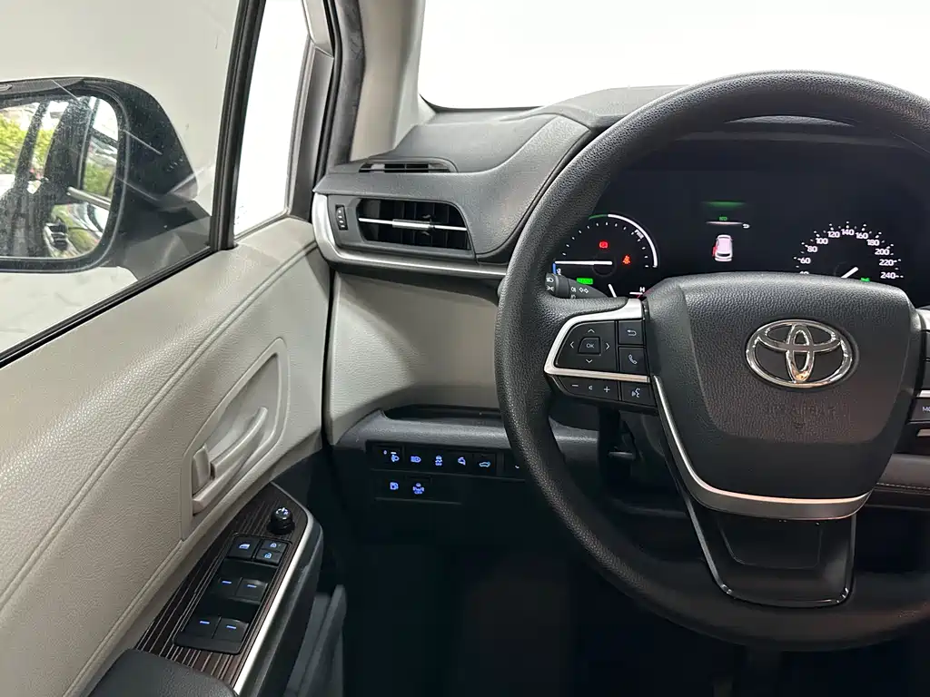 Toyota Sienna 2022 — фото 21