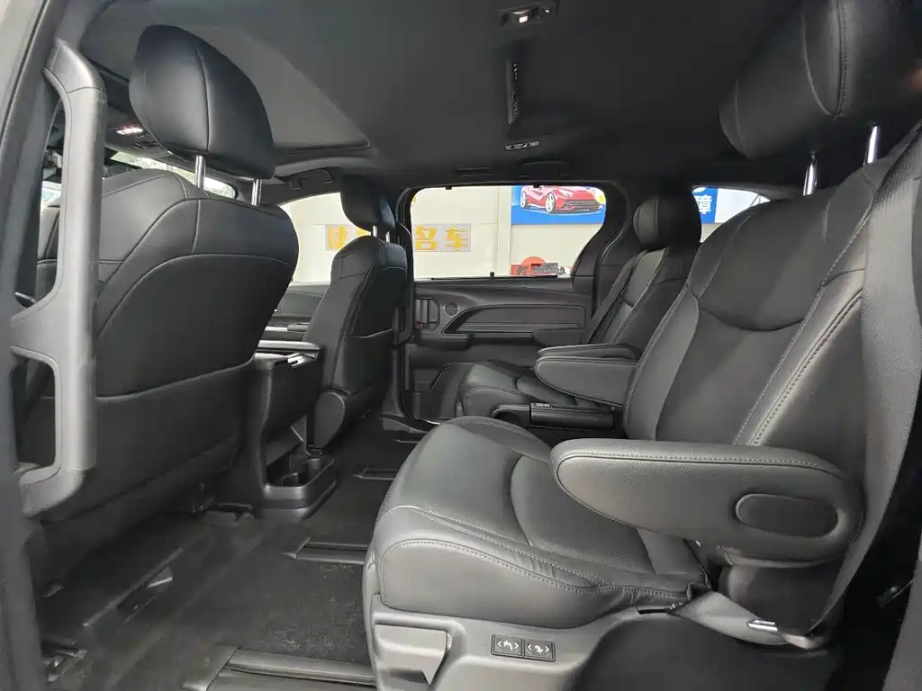 Toyota Sienna 2023 — фото 12