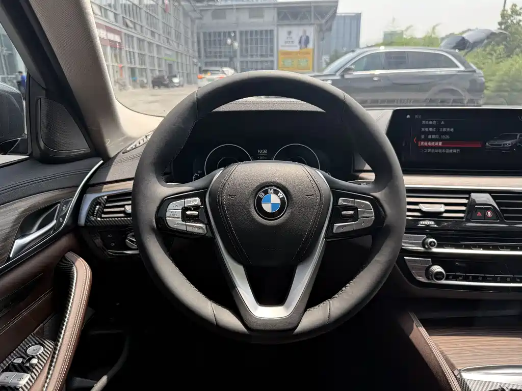 BMW 5 Series New Energy 2019 — фото 10