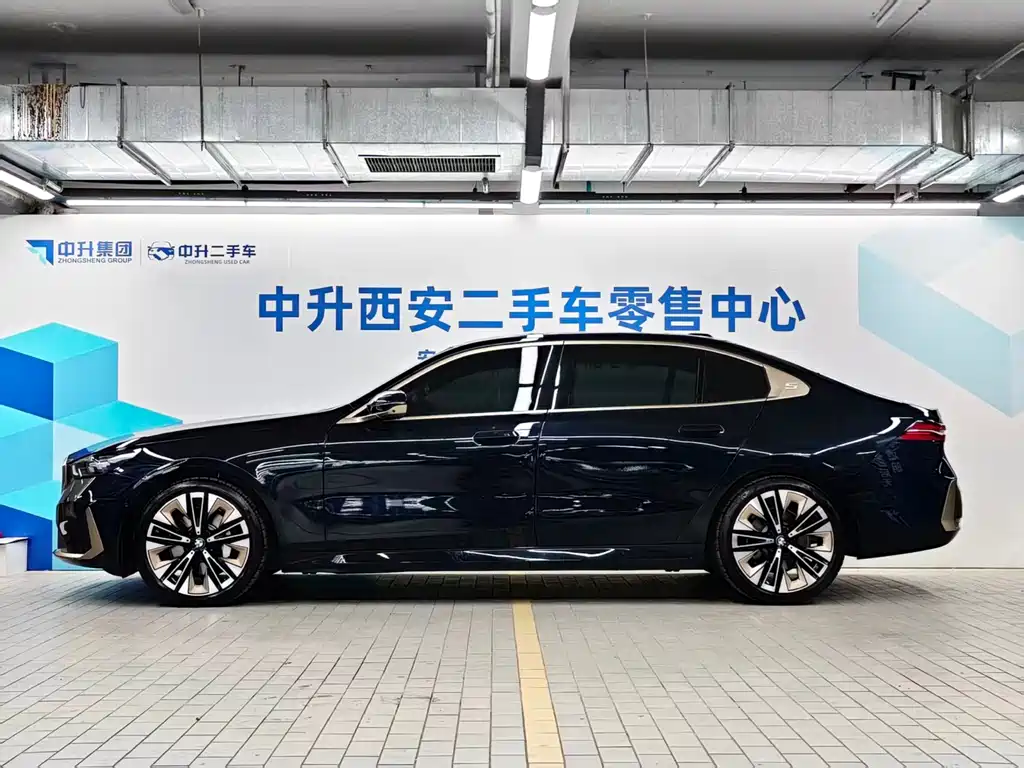 BMW 5 Series 2025 — фото 3