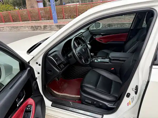Toyota Crown 2015