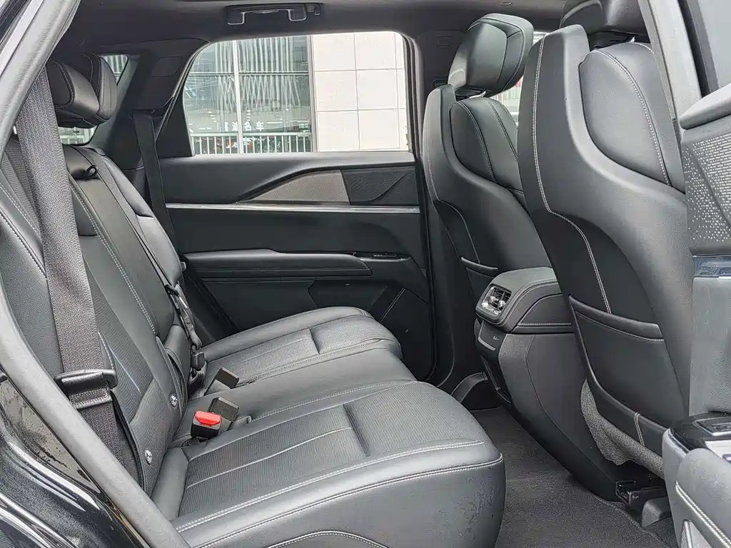 Cadillac XT5 2025 — фото 12