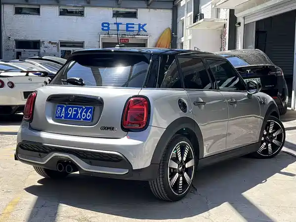 MINI MINI 2023