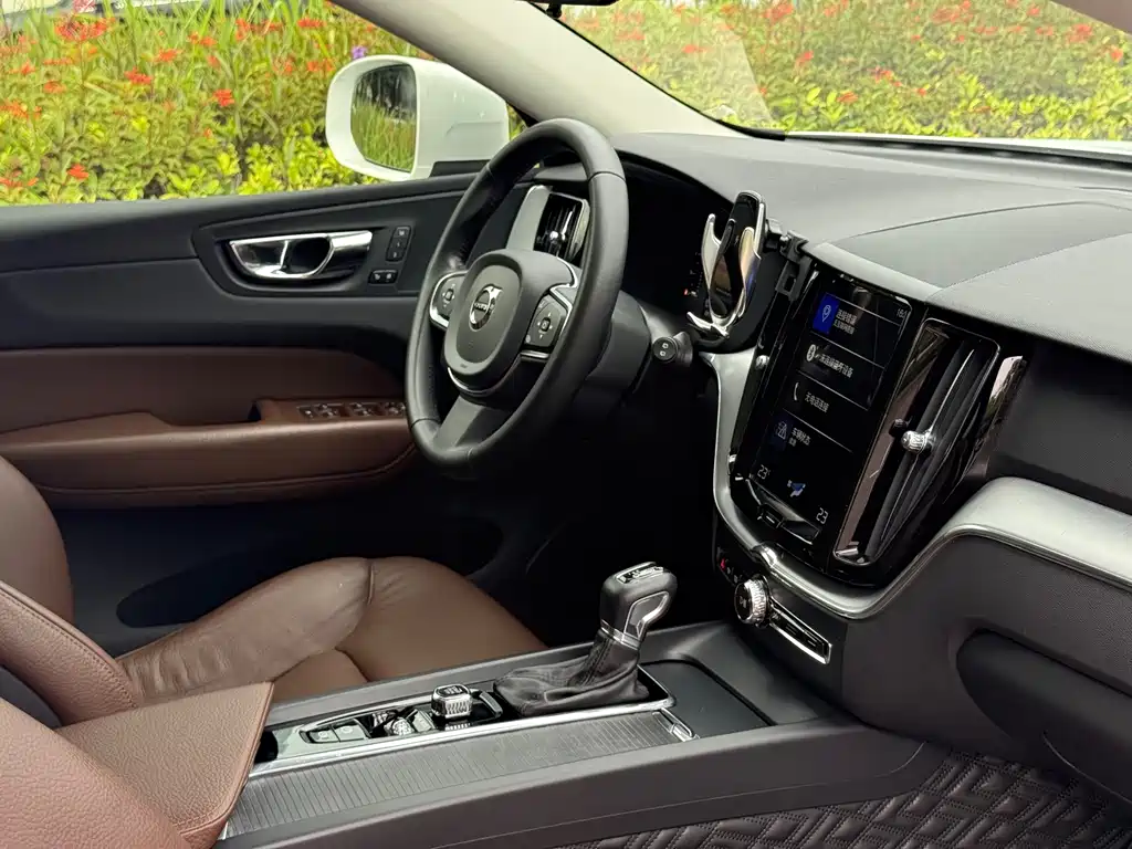 Volvo XC60 2019 — фото 13