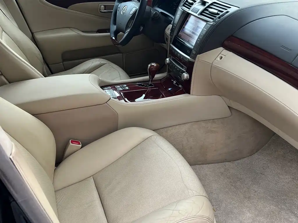 Lexus LS 2010 — фото 15