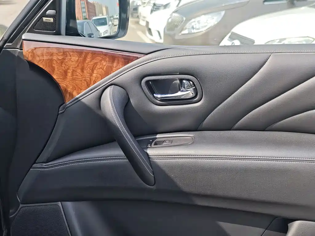 Infiniti QX80 2018 — фото 25