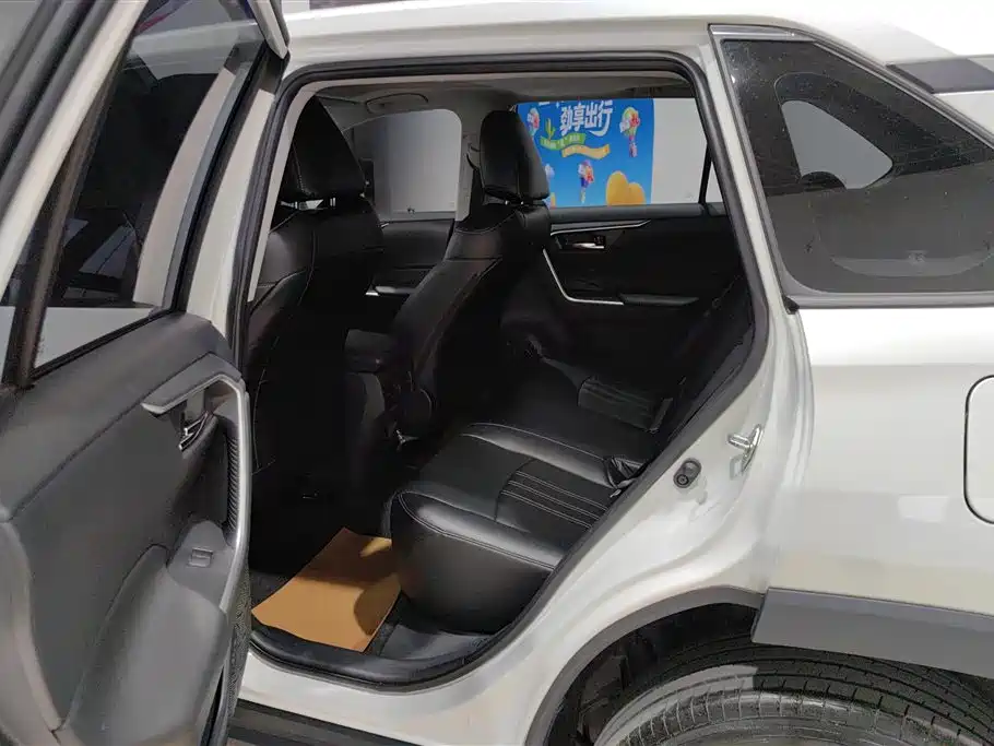 Toyota RAV4 2023 — фото 11