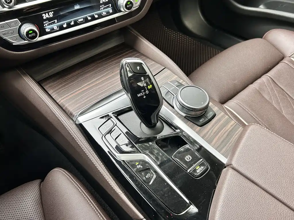 BMW 5 Series 2021 — фото 11