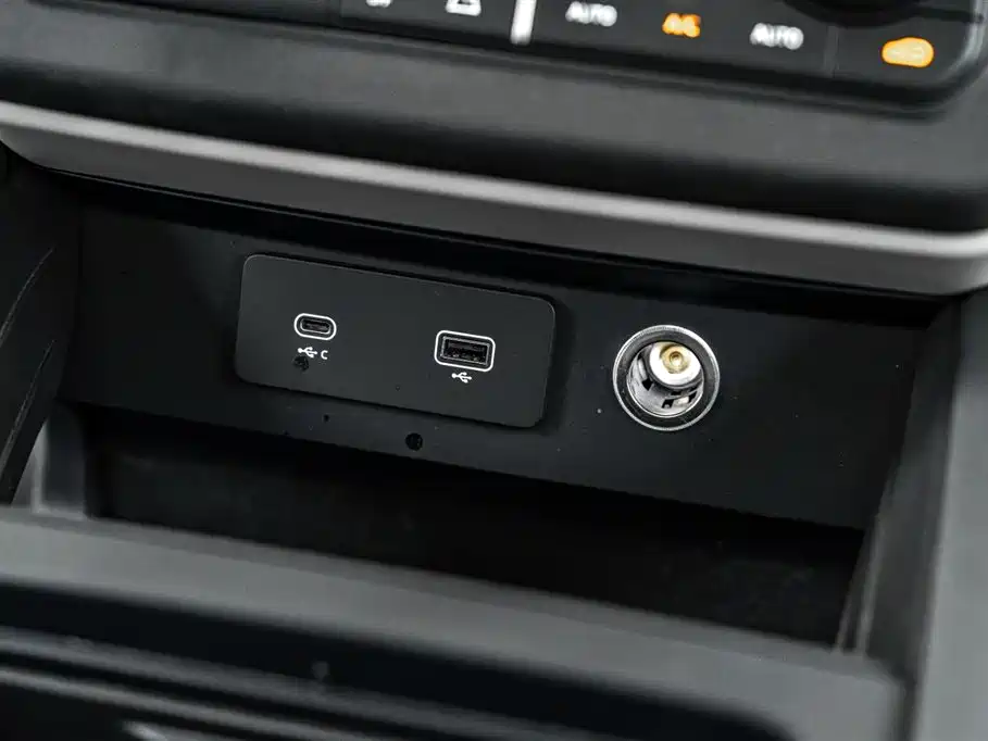 Land Rover Defender 2024 — фото 31